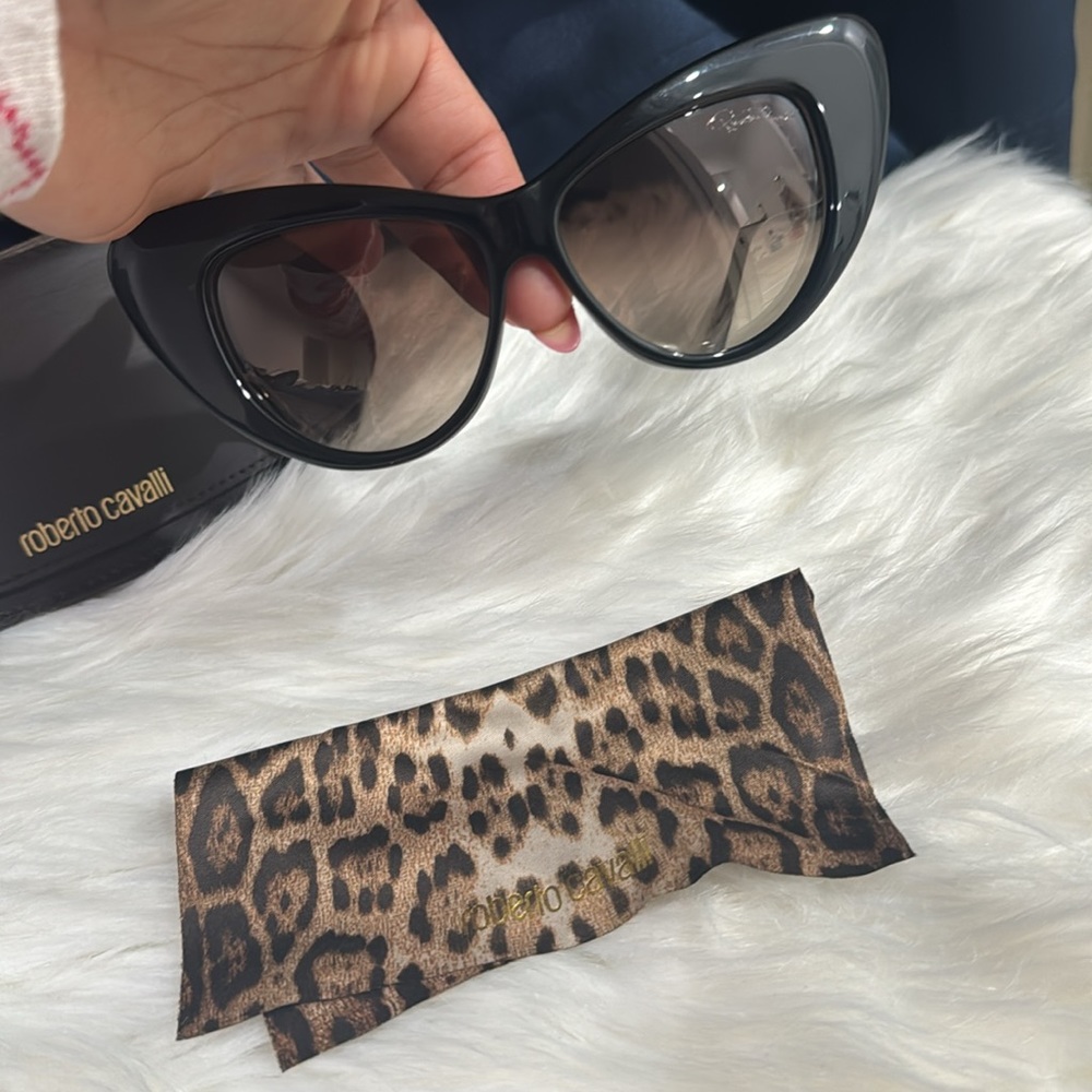 š¤ROBERTO CAVALLI
Lohifushi 737S Cat-Eye Sunglasses - Picture 5 of 12